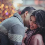 Щастлива двойка се прегръща и се усмихва