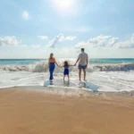 Семейство с дете на плажа през лятото