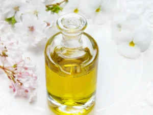 Флакон парфюм и етерично масло сред цветя