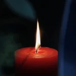 Запалени свещи в полумрак