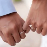 Ръцете на съпрузи с венчални халки